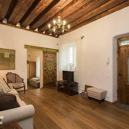Medieval Beauty With Private Entrance Apartment *
