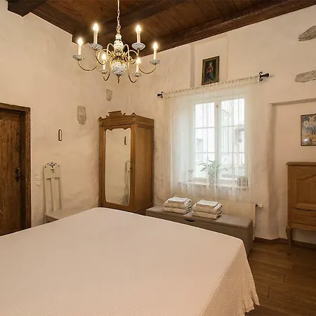 Medieval Beauty With Private Entrance Apartment *